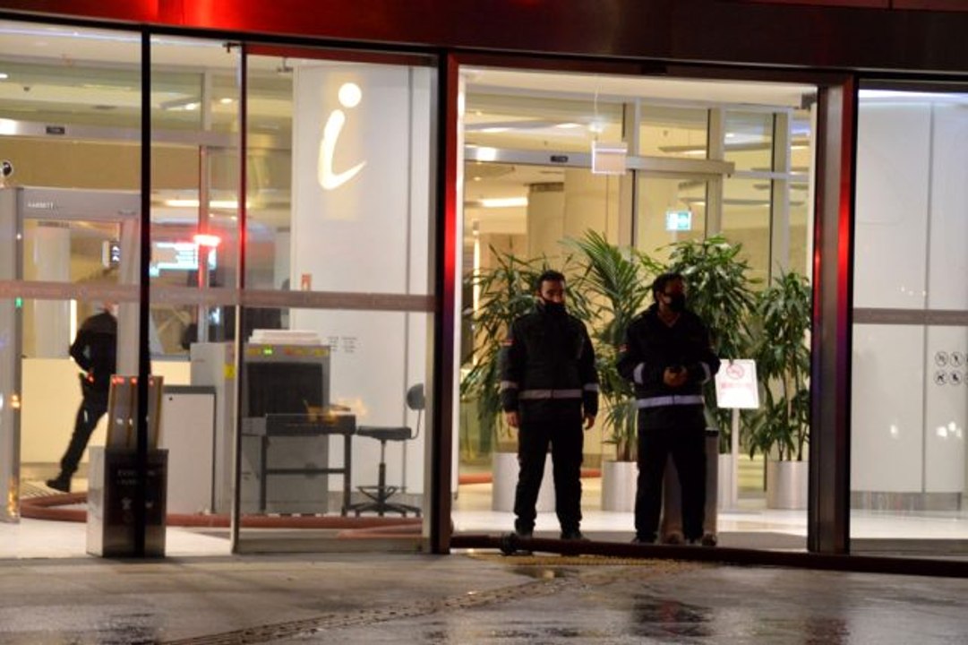 Etiler'de bir alışveriş merkezindeki giyim mağazasında yangın çıktı