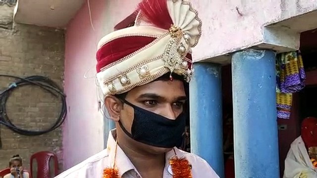 लॉकडाउन के बीच हुई शादी, दुल्हन को बाइक पर बिठाकर लाया दूल्हा