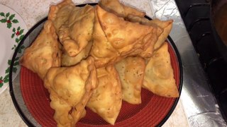 Aloo Kay samosay/ samosas recipe/ by life with mom