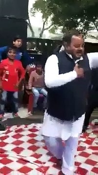 নেত্রকোনার ইউপি চেয়ারম্যান চাল চুরির মামলা থেকে জামিন পাওয়ার পরে খুশিতে মুজিবকোট পরে ড্যান্স দিচ্ছে।