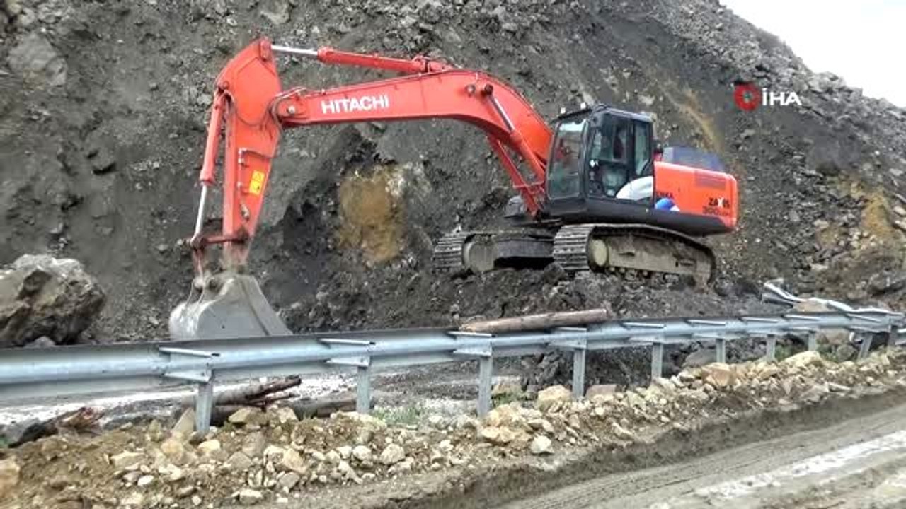 Yüksekova-Van karayolu heyelandan dolayı 5 gündür kapalı