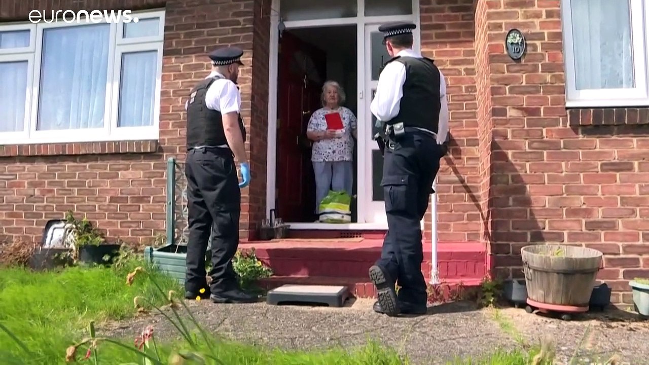 Polícia inglesa apoia idosos em isolamento