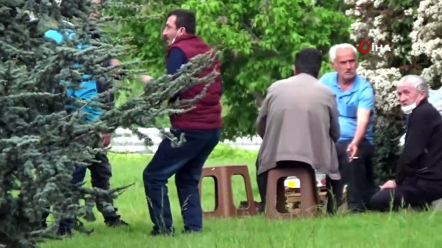 E-5’in yanı başında piknik yapıp tavla oynadılar