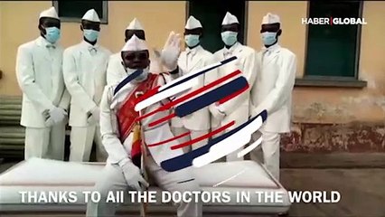 Ganalı dansçı tabut taşıyıcılardan mesaj