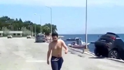 Kiraladığı lüks cipi denize atan şahıs, hiçbir şey olmamış gibi yürüdü