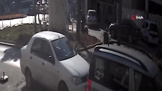 Yolun karşısına geçmeye çalışan kişiye motosikletin çarptığı kaza kamerada