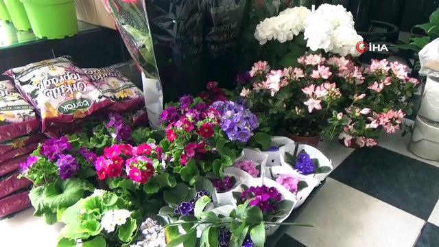 Anneler Günü Mesaisinde Teması En Aza İndirmek İsteyen Çiçekçiden Dikkat Çeken Uygulama