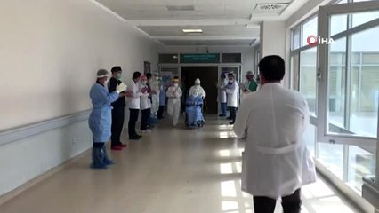 Yoğun bakımda kalan 3 hasta alkışlarla servise alındı