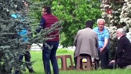 E-5 Karayolu'nun yanı başında piknik yapıp tavla oynadılar