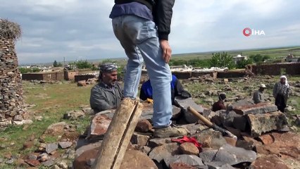 Leylek sayısı artınca mahalleli yeni kuleler yapmaya başladı