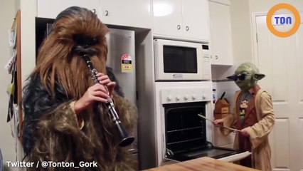 Ils rejouent le thème de Star Wars déguisés en Chewbacca et Maître Yoda !