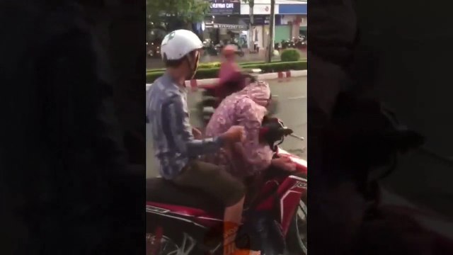 Đấm túi bụi cô gái giữa đường, dân mạng hả hê khi nam thanh niên nhận ngay “quả báo”