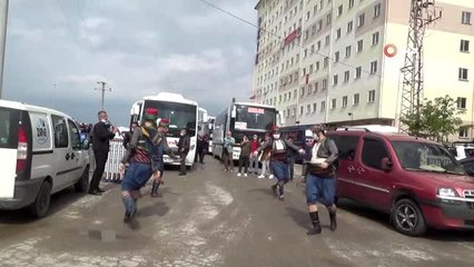 Karantinadakilere davullu zurnalı uğurlama
