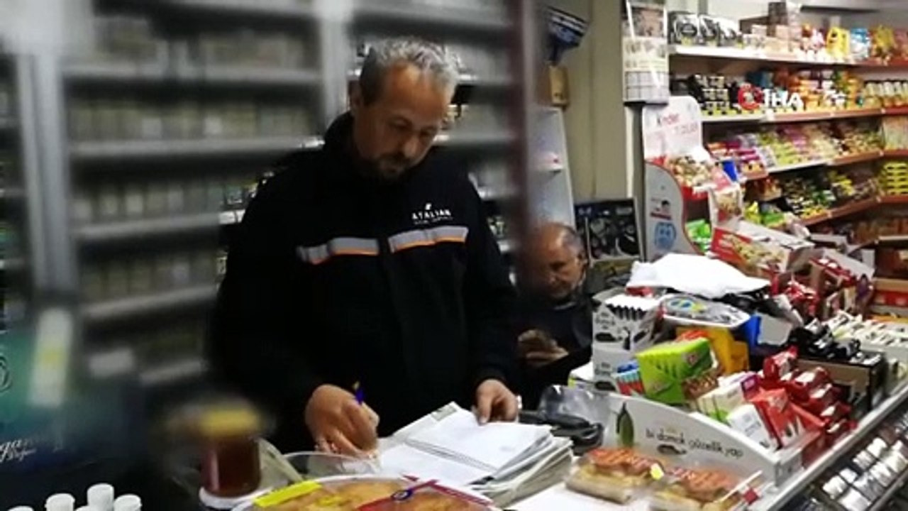 İznikli 'Robin Hood' Bakkal Bakkal Gezip Veresiye Defterlerini Satın Aldı