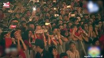 Giữa rừng cổ động viên bóng đá, chiếc lightstick của EXO-L xuất hiện khiến fan Kpop cảm thấy vô cùng thích thú
