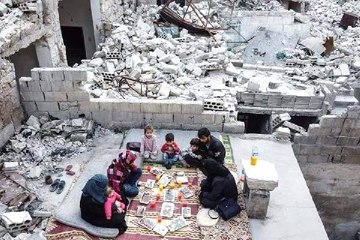 Evlerine dönen Suriyeliler, yıkıntılar üzerinde iftar yapıyor