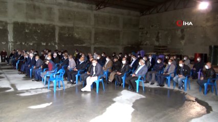 Aralarında husumet bulunan iki aile sosyal mesafe kurallarına uyup maske takarak barıştı