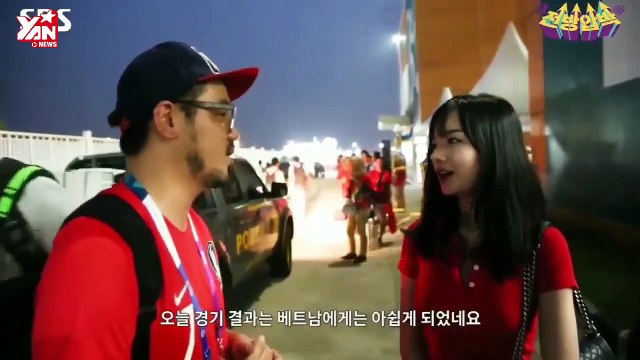 Nữ CĐV Việt khiến NHM xứ kim chi xôn xao vì quá xinh