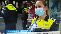 Jovem mostra como não usar a máscara enquanto polícia explica como usar