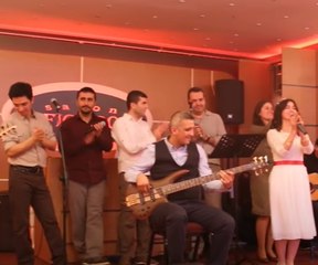 İbrahim Gökçek 2015 yılındaki bir etkinlikte böyle gitar çalmıştı