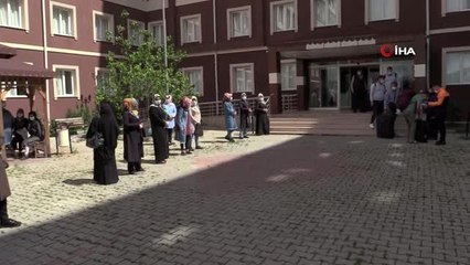 Karantina süresi sona eren 182 kişi alkışlarla memleketlerine uğurlandı