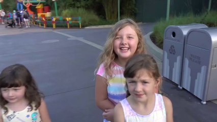 Sophia, Isabella e Alice Visitando a  Toy Story Land - Disney