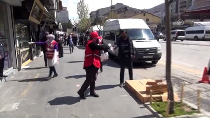 Tatvan'da vatandaşlara maske ve dezenfektan dağıtıldı