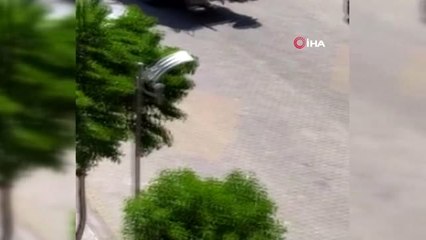 Yol ortasında gündüz vakti silahlı saldırı anı kamerada