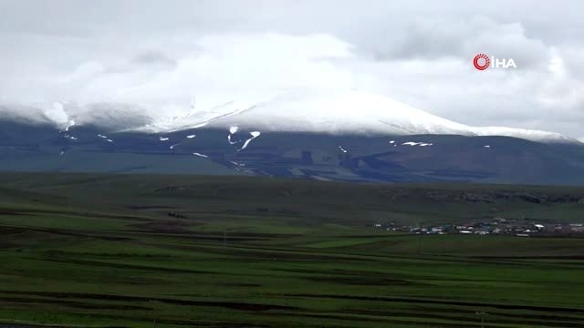 (KARS Kars'ta yüksek kesimlere kar yağdı, hava sıcaklığı hissedilir şekilde düştü