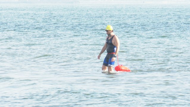 València permite la práctica deportiva en el mar de su playa urbana