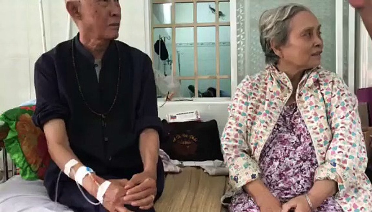 Lê Bình được khán giả thăm tại bệnh viện.