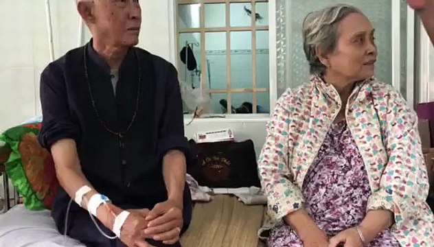 Lê Bình được khán giả thăm tại bệnh viện.