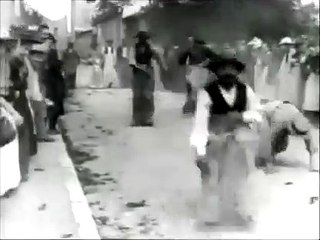 Course en sacs (Carrera de sacos) [1896]