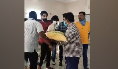 ಅಪ್ಪನಿಗಿಂತ ನಾನೇನ್ ಕಮ್ಮಿನಾ ಅನ್ನೋ ರೀತಿ ಕೆಲಸ ಮಾಡ್ತಿದ್ದಾರೆ ಶಾಸಕ ಜಮೀರ್ ಖಾನ್ ಪುತ್ರ | Oneindia Kannada