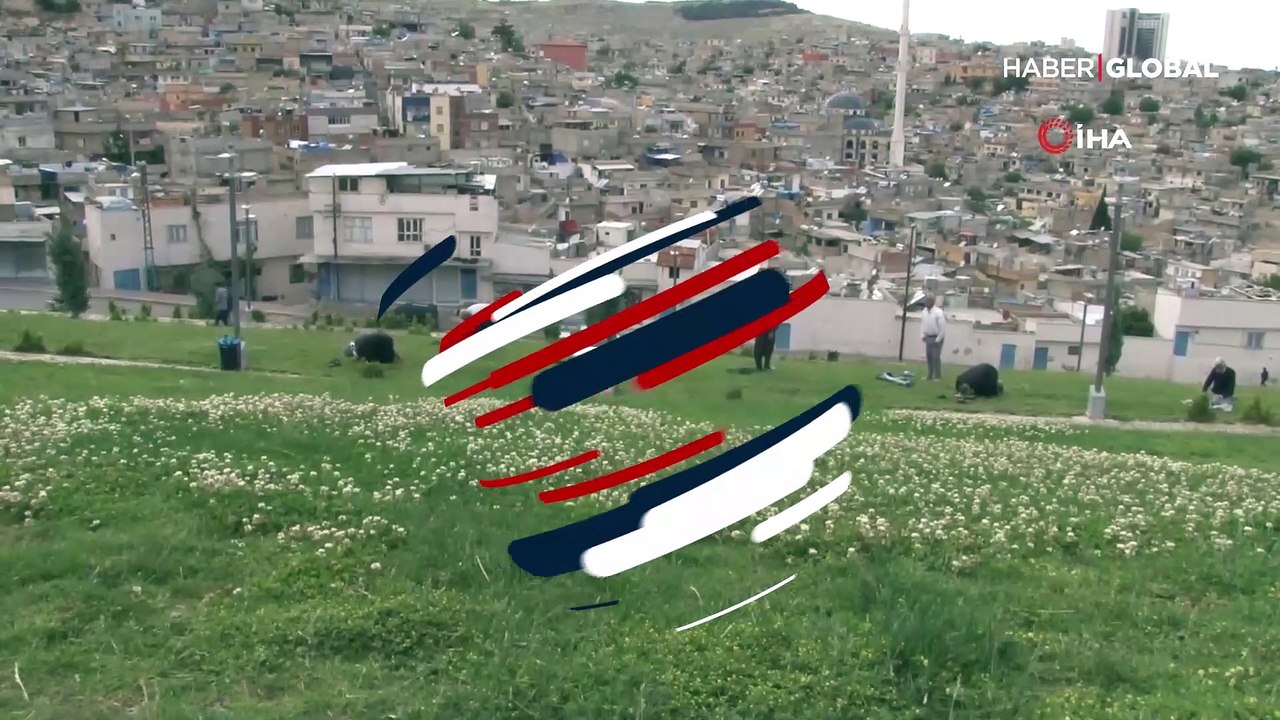 Yer Şanlıurfa... Parkta sosyal mesafeli toplu namaz