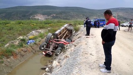 Su kanalına devrilen traktörün sürücüsü öldü