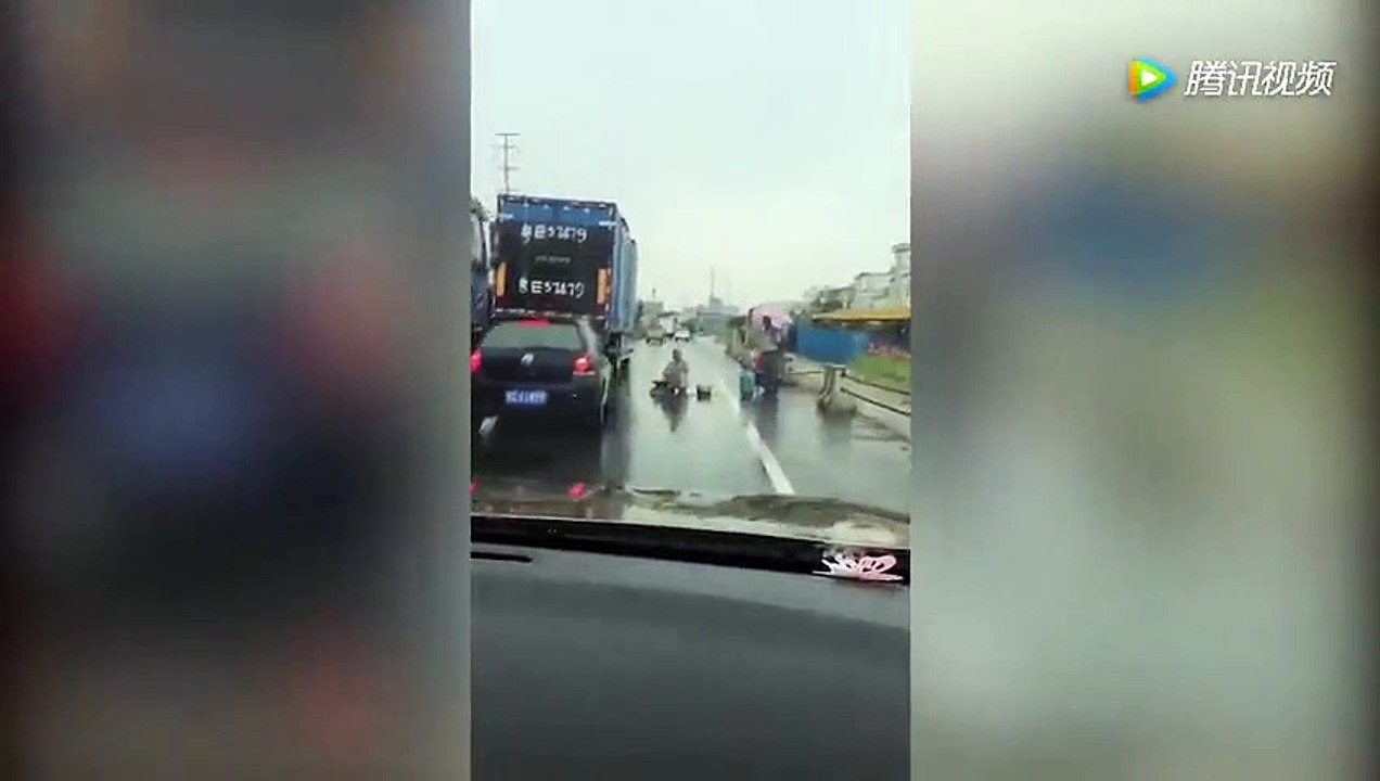 Người đàn ông mang cả bếp và bình ga ra giữa đường để nấu mì