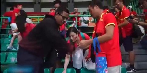 CĐV Việt Nam nhặt rác sau trận đấu