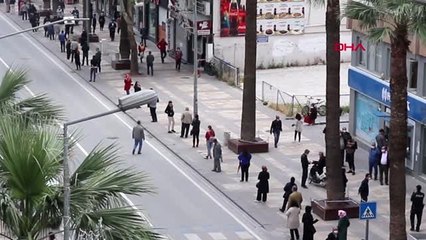 DENİZLİ PTT şubesi önündeki kuyruğun sonu görünmedi