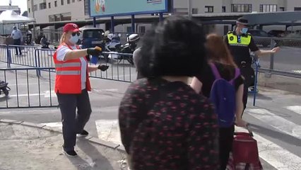 Alicante abre sus mercadillos con grandes colas