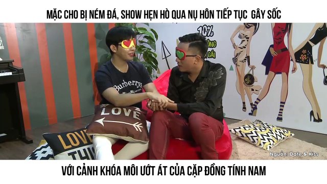 Mặc cho bị ném đá, show hẹn hò qua nụ hôn tiếp tục gây sốc với cảnh khóa môi ướt át của cặp đồng tính nam