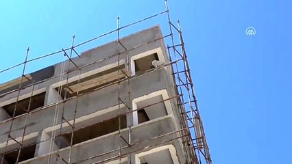 İnşaat halindeki binanın balkonuna çıkan köpeği indirmek için seferber oldular - KONYA