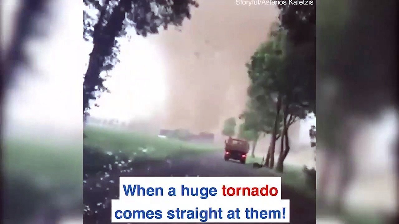 Chạy xe giữa lốc xoáy kinh hoàng, người lái xe tải này vẫn sống sót một cách thần kỳ