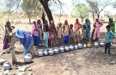 बच्चे-बुजुर्ग सभी लगा रहे कतार