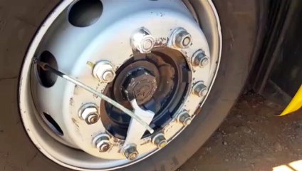 Carro e carreta se envolvem em acidente na BR-277