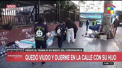 Quedó viudo, sin trabajo y ahora duerme en la calle con su hijo