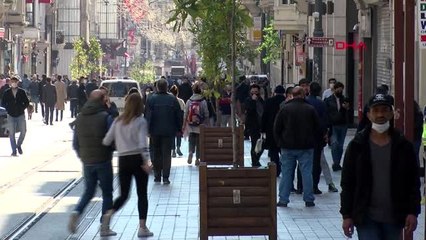 İSTİKLAL CADDESİ GÜN BOYU KALABALIKTI
