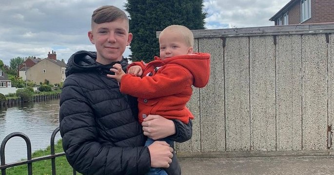 Un écolier héroïque de 15 ans sauve un tout petit enfant de la noyade en sautant dans un canal