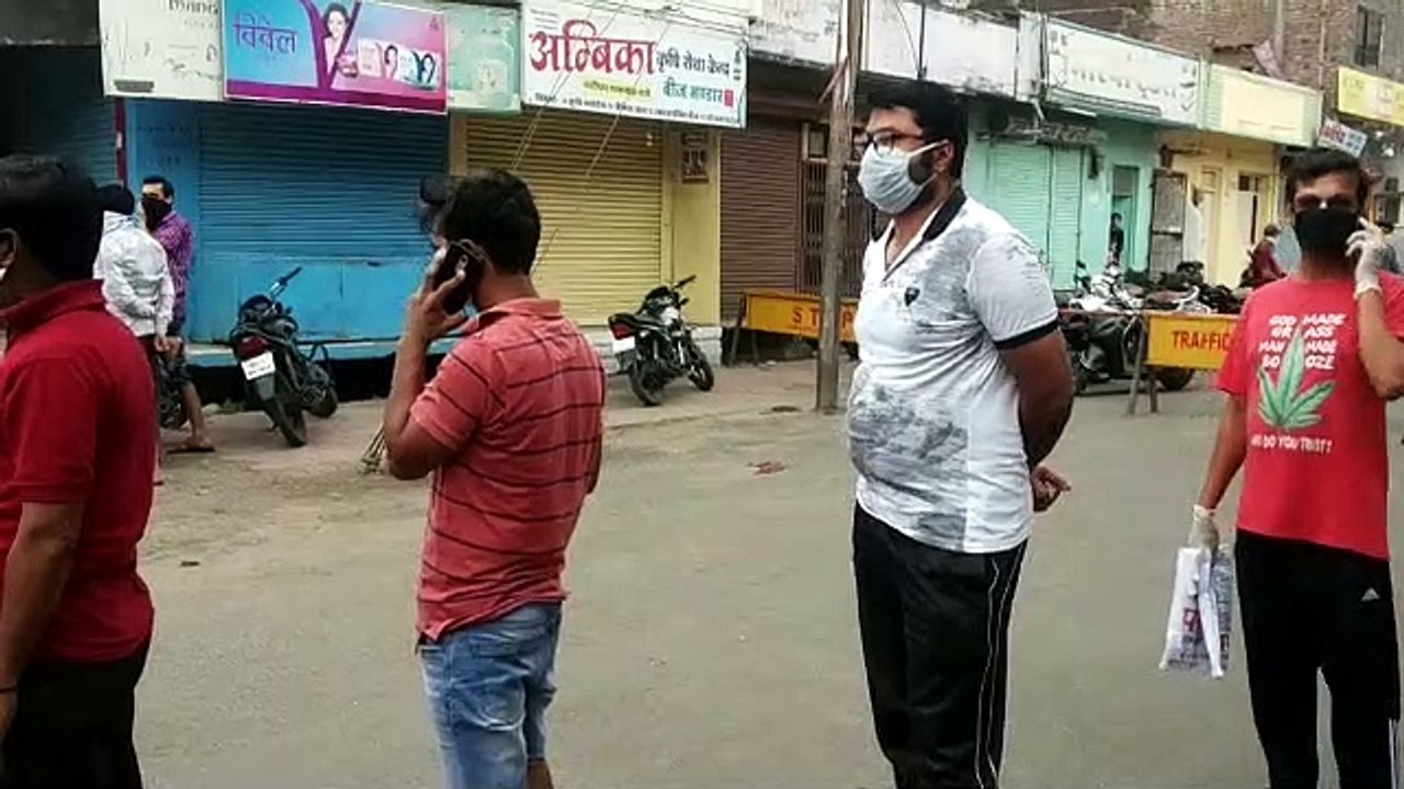 शराब की दुकानें खुलते ही मंदसौर में लगी लंबी-लंबी लाइनें