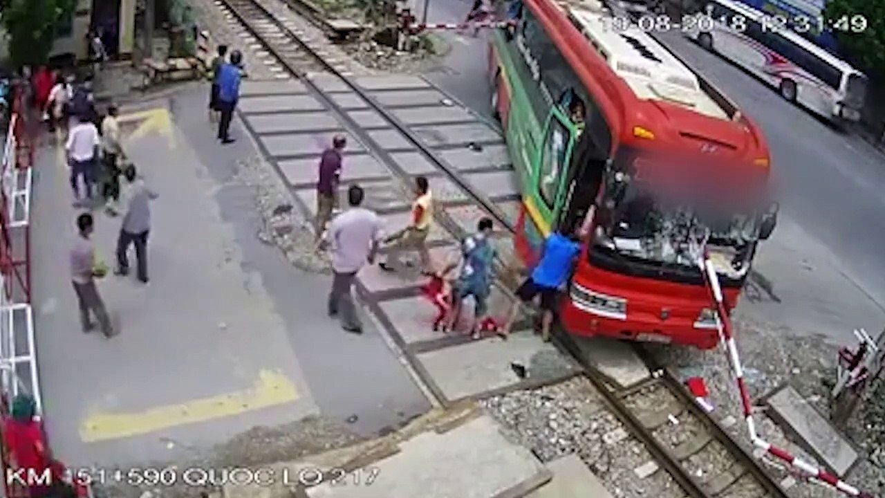 Dân mạng được phen hú hồn trước cảnh hành khách nháo nhào phi thân từ cửa sổ thoát khỏi xe khách